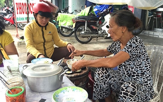 Ấm bụng bánh căn Ninh Hòa giữa ngày mưa lạnh