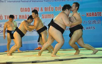 Đoàn võ sĩ sumo Nhật ăn sạch vẫn bị 'Tào Tháo rượt'