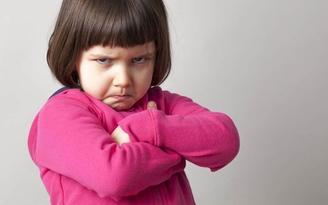 Con bạn thích 'gây hấn' với cả nhà, cha mẹ phải làm sao?