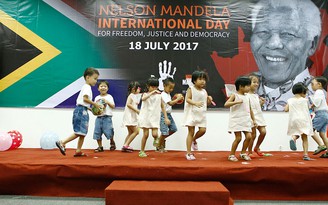 Hỗ trợ trẻ em kém may mắn nhân ngày quốc tế Nelson Mandela