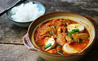 Nấu canh kim chi Hàn Quốc thơm nức mũi chiêu đãi cả nhà