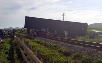 Tài xế ngủ gật lao xe container nằm ngang đường ray