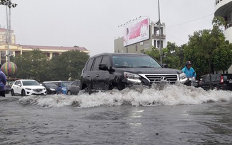 Mưa lớn, nhiều tuyến đường ở thành phố Thanh Hóa biến thành sông