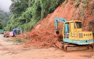 Lâm Đồng: Mưa lớn kéo dài gây sạt lở đèo Bảo Lộc, giao thông ùn ứ