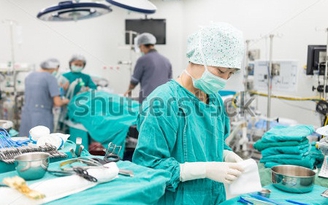 Xúc phạm bệnh nhân lúc gây mê, bác sĩ bồi thường 500.000 USD