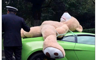 Chở gấu bông 'khủng' trên siêu xe đi tặng bạn gái