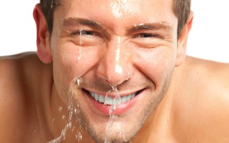 Nam giới nên rửa mặt bao nhiêu lần/ngày để ngừa mụn hiệu quả?
