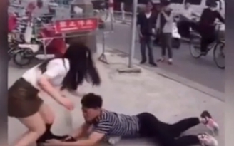 Chàng trai lăn lóc ôm chân bạn gái cầu xin tình yêu ở Trung Quốc