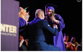 'Món quà bất ngờ' của nữ sinh Mỹ ngay lễ tốt nghiệp