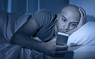'Bị mù tạm thời' do dùng smartphone trong bóng tối?