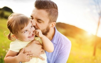 Người cha quá căng thẳng làm con phát triển chậm