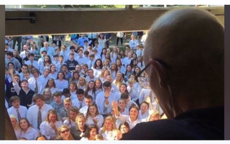 Xúc động cảnh 400 học sinh Mỹ đứng hát động viên thầy giáo bị ung thư