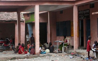 Hiệu trưởng yêu cầu học sinh xuống đường để xin tiền xây trường ở Ấn Độ