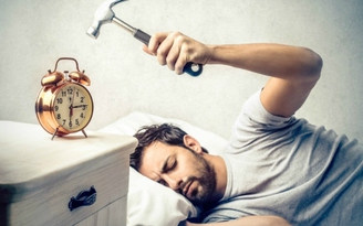 Vì sao không nên ngủ nướng khi đồng hồ báo thức reo?