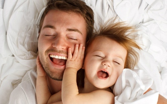 Trẻ sơ sinh được cha ôm ấp sẽ ngoan hơn khi lớn lên