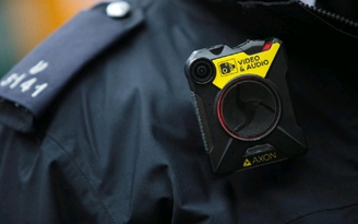 Đeo camera lên áo học sinh để kiểm soát quậy phá ở Anh