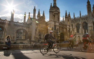 Sinh viên Cambridge sợ bị đánh sau vụ đốt tiền trước mặt người vô gia cư