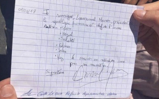 Học sinh không bị trường phạt nhờ chữ ký của Tổng thống Pháp