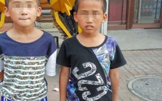 Bị bỏ rơi, hai cậu bé phải tá túc 4 năm trong trường