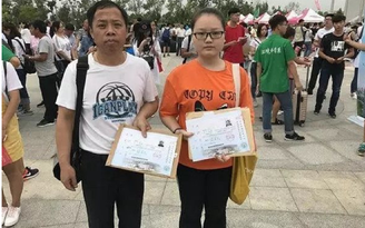 Hai cha con ‘nắm tay’ cùng vào đại học