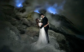 Cặp đôi chụp ảnh cưới ngay cạnh núi lửa đang hoạt động