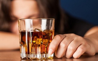 4 dấu hiệu 'tố cáo' một người bắt đầu nghiện rượu