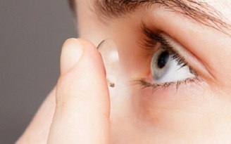 Vì sao nên hạn chế xoa tay lên mắt khi bị mỏi?