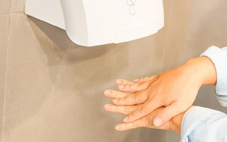 Máy sấy khô tay trong toilet có thể phun vi khuẩn, phân lên tay người dùng