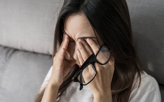 4 hậu quả tai hại của việc thường xuyên dụi mắt