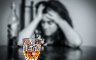 Cuộc sống 'lầy lội', bệnh tật của một phụ nữ nghiện rượu