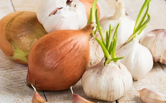 Muốn giảm nguy cơ ung thư vú, hãy ăn hành tây và tỏi tươi!