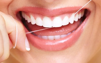 Sau khi ăn nên đánh răng hay xỉa răng trước?