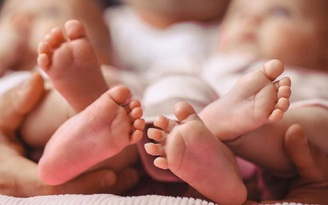 Còn hơn trúng số độc đắc: Người phụ nữ sinh 4 con trai trong 1 năm