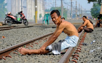 Người dân Indonesia kéo nhau tắm nắng để ngăn... Covid-19