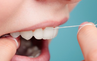 4 kiểu dùng chỉ nha khoa sai gây hại cho răng nướu