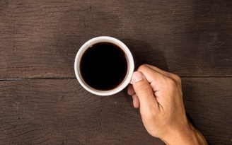 Uống cà phê dễ gây ố răng, phải làm sao?