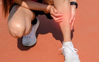 Chạy bộ, đi bộ bị đau xương cẳng chân, phải làm sao?