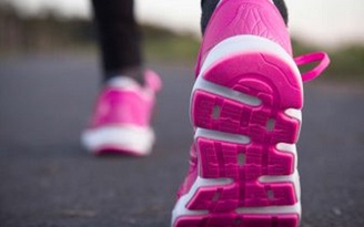 Bị cắt 10 ngón chân vì nhiễm trùng huyết, người phụ nữ vẫn kiên trì tập chạy bộ