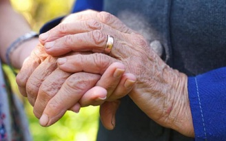 Cặp vợ chồng 103 và 101 tuổi cùng vượt qua Covid-19