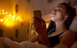 'Sâu tai' là gì mà chuyên gia khuyên không nghe nhạc trước khi đi ngủ?
