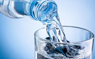 Chai nhựa đựng nước dễ có vi khuẩn, làm sao để vệ sinh đúng cách?