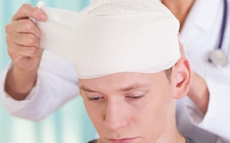 Bị va chạm mạnh vào đầu, cần tránh làm gì để bảo vệ sức khỏe?
