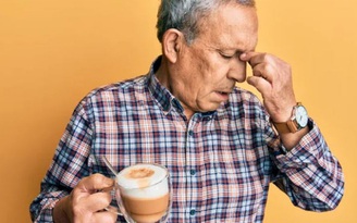 Bị đau đầu do ảnh hưởng của caffeine, phải làm sao?