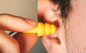 Bị ù tai thường xuyên, làm sao để trị?
