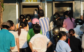 Đơn vị chấp nhận thẻ ATM không được thu phí chủ thẻ