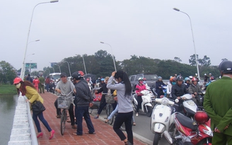 Một người đàn ông để lại bé trai 9 tuổi trên cầu rồi nhảy xuống sông