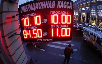 Đồng rúp mất giá, kinh tế Nga đang 'tiến thoái lưỡng nan'