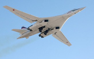 Máy bay ném bom chiến lược Tu-160 của Nga tuần tra Biển Đông