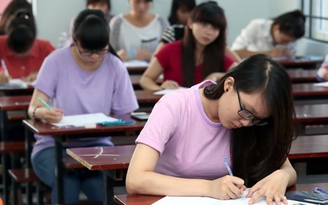 Trường cao đẳng 'ngồi trên đống lửa'