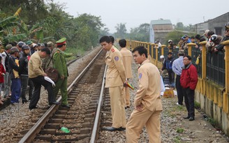 Băng qua đường sắt, bị tàu hỏa tông chết